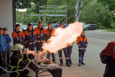 Jugendfeuerwehr bei einer Baumpflanzaktion im Jahr 2023